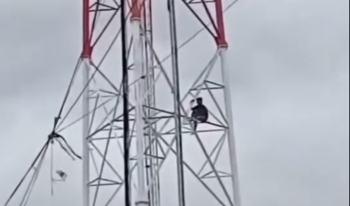 Heboh, Pria dengan Gangguan Mental Panjat Tower Telekomunikasi di Palembang