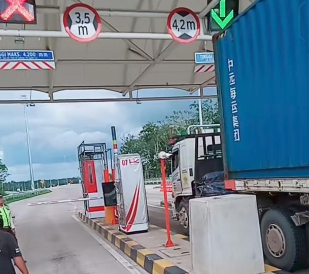 Truk Kontainer Tertahan di Pintu Tol Bayung Lencir, Ketinggian Jadi Masalah