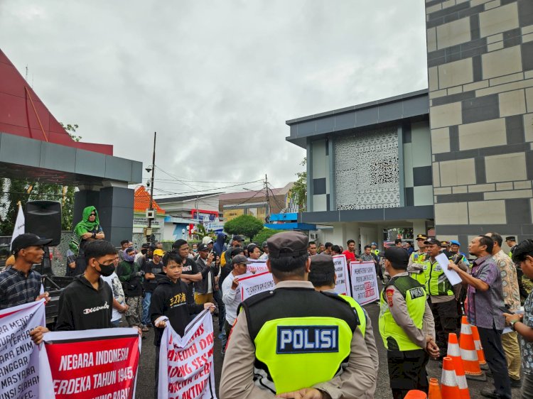 Ratusan Warga Kepung Kantor Gubernur Sumsel, Minta Aktivitas RMK Energy (RMKE) Disetop