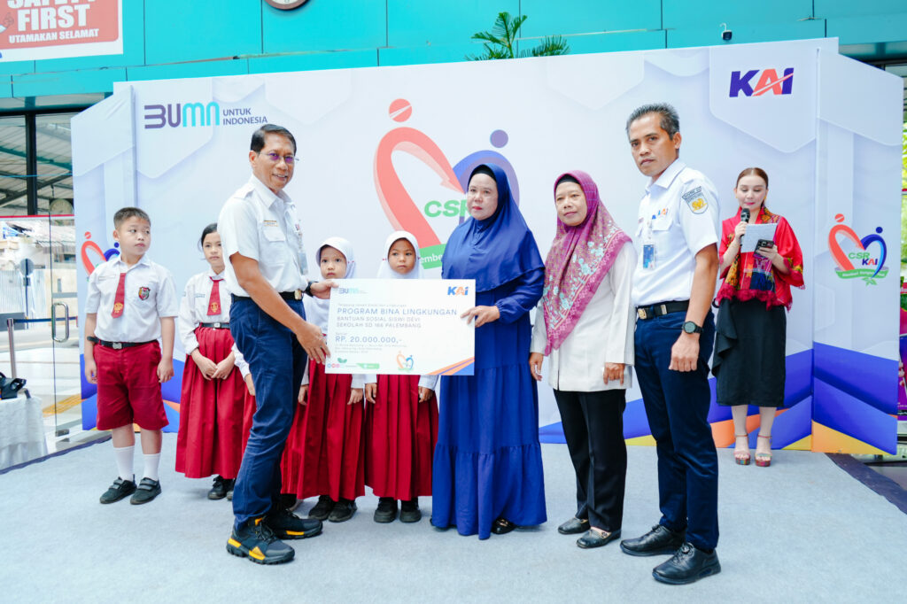 Peduli Dunia Pendidikan, KAI Berikan Bantuan untuk Siswa Kurang Mampu dan SDN 166 Palembang