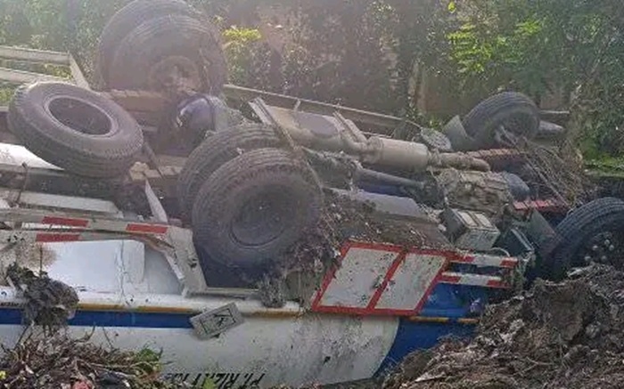 Truk Tangki Berukuran 8000 Liter Terguling di PALI