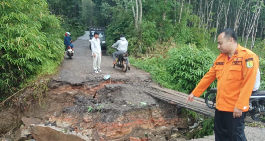Tanah Longsor di Muba Putuskan Akses Jalan Desa