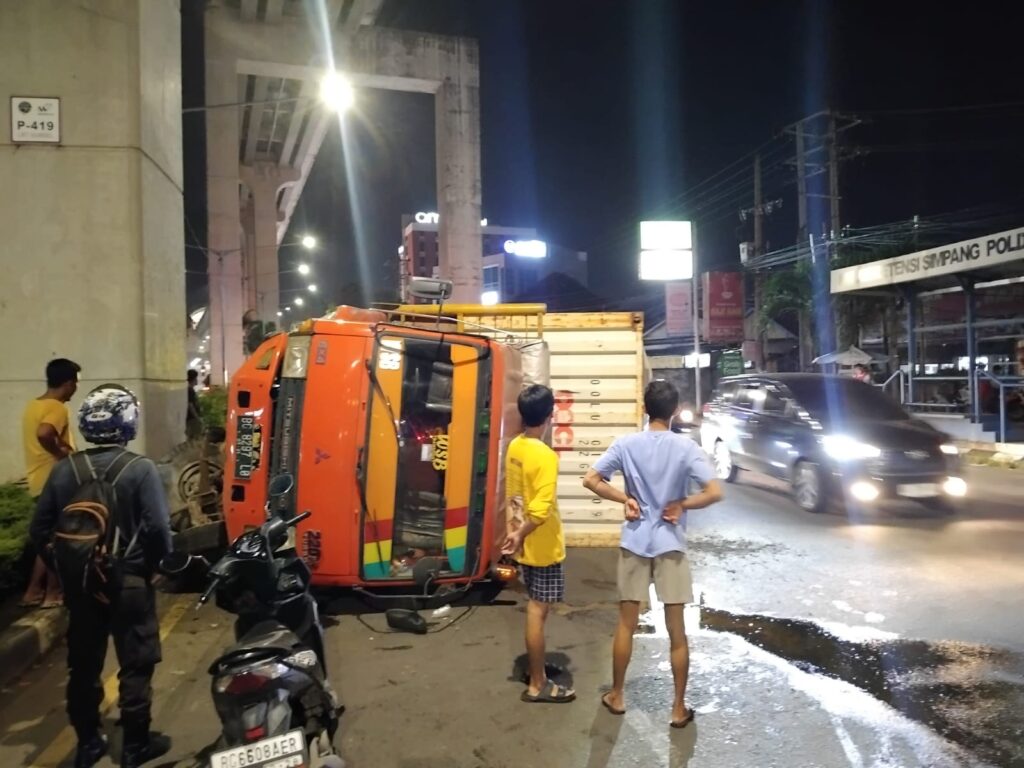Diduga Rem Blong, Penyebab Truk Kontainer Muatan Karet Tabrak Tiang LRT