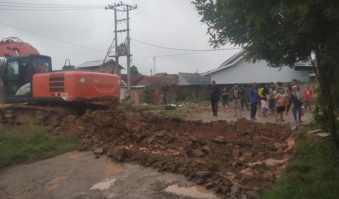 Jalan Perumahan Ditutup, Ratusan Penghuni Terancam Terisolir