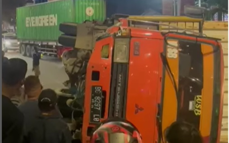 Truk Fuso Tabrak Tiang LRT di Simpang Polda, Arus Lalu Lintas Terhambat