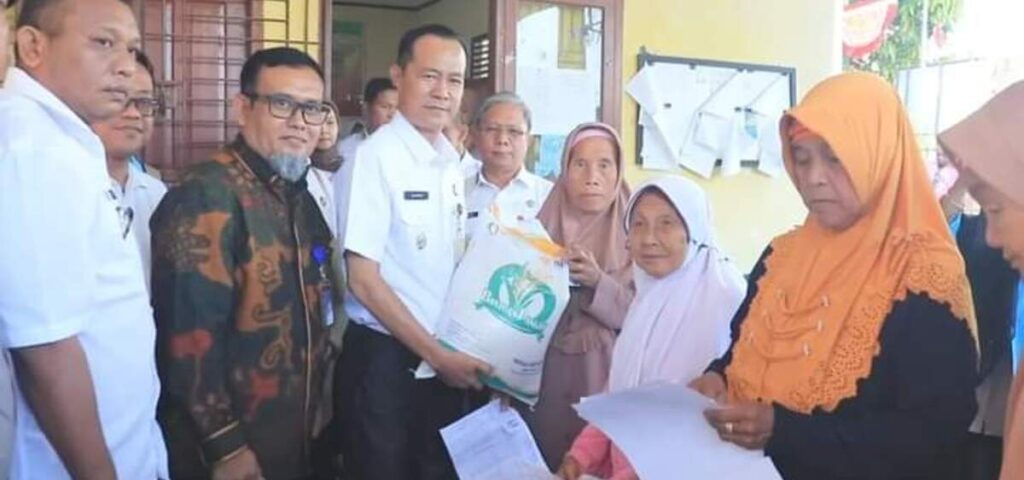 Pj Wali Kota Prabumulih Salurkan Bantuan Beras ke 392 Keluarga di Sungai Medang