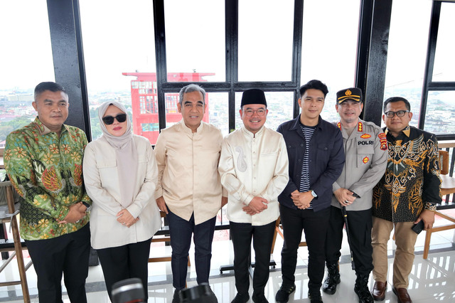 Ahmad Muzani Nikmati Sensasi Wisata Tower Jembatan Ampera: Deg-deg Byar!