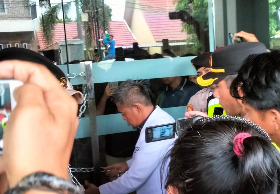 Ratusan Massa Geruduk Parkside Hotel, Tuntut Penghentian Operasional