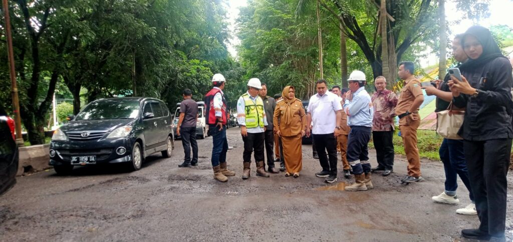 Wakil Bupati Muara Enim Sidak Perbaikan Jalan Berlubang