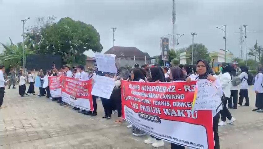 Tolak PPPK Paruh Waktu, Ratusan Honorer Empat Lawang Demo di Kantor Pemkab