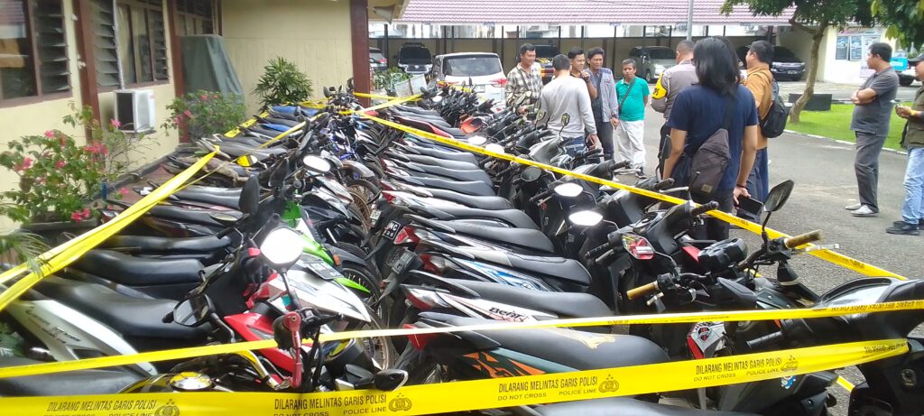 Penggerebekan Arena Judi Sabung Ayam di Lubuklinggau, 48 Kendaraan Diamankan