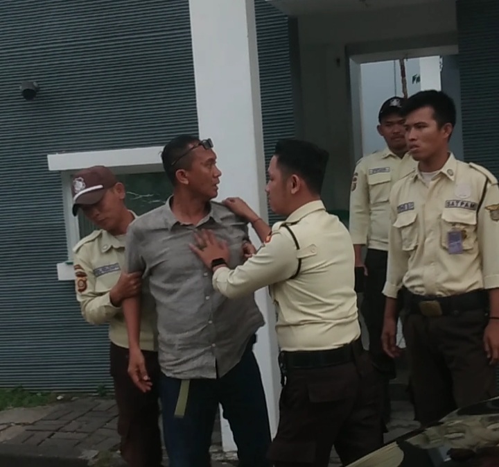 Anggota DPRD Sumsel Toyeb Rakembang Cekcok dengan Satpam Citra Grand City Soal Iuran IPL