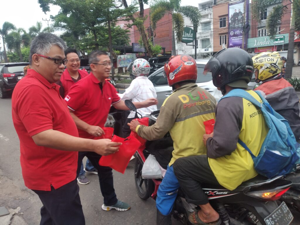 PDI Perjuangan Sumsel Bagikan 4.000 Paket Takjil di 4 Titik Kota Palembang