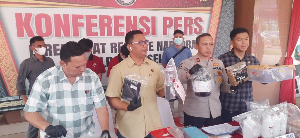 Omzet Ratusan Juta, Sindikat Narkoba Sintetis Cair di Palembang Dibekuk