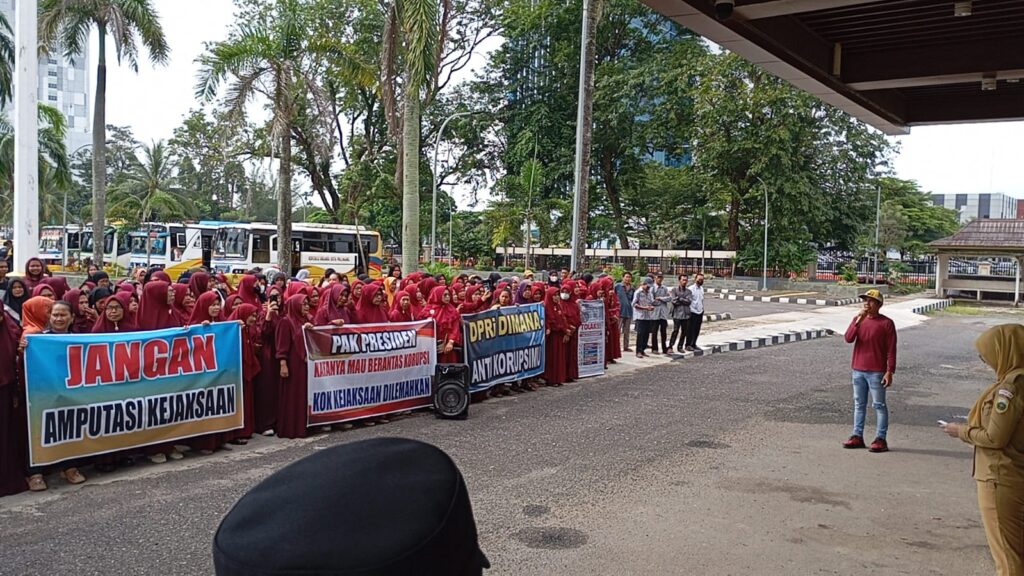Emak-Emak MMK Sumsel Demo Tolak RUU KUHAP, Tuntut Kewenangan Jaksa Diperkuat