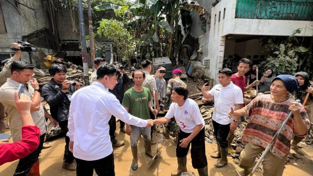 Viral! Ibu-ibu Tolak Bantuan Gibran Saat Tinjau Banjir Bekasi: ‘Males!’