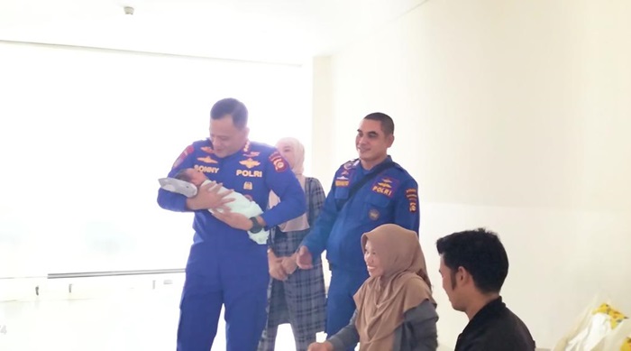 Bantu Persalinan di Perairan Sungai Musi, Ditpolairud Polda Sumsel Kerahkan Ambulance Apung