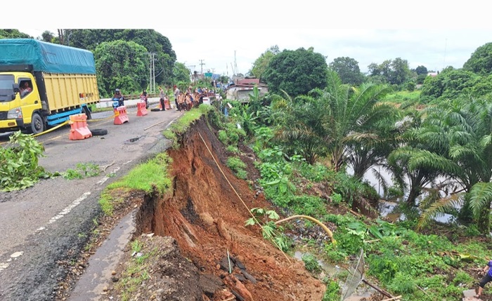 Jalan di Musi Rawas Nyaris Putus Akibat Longsor