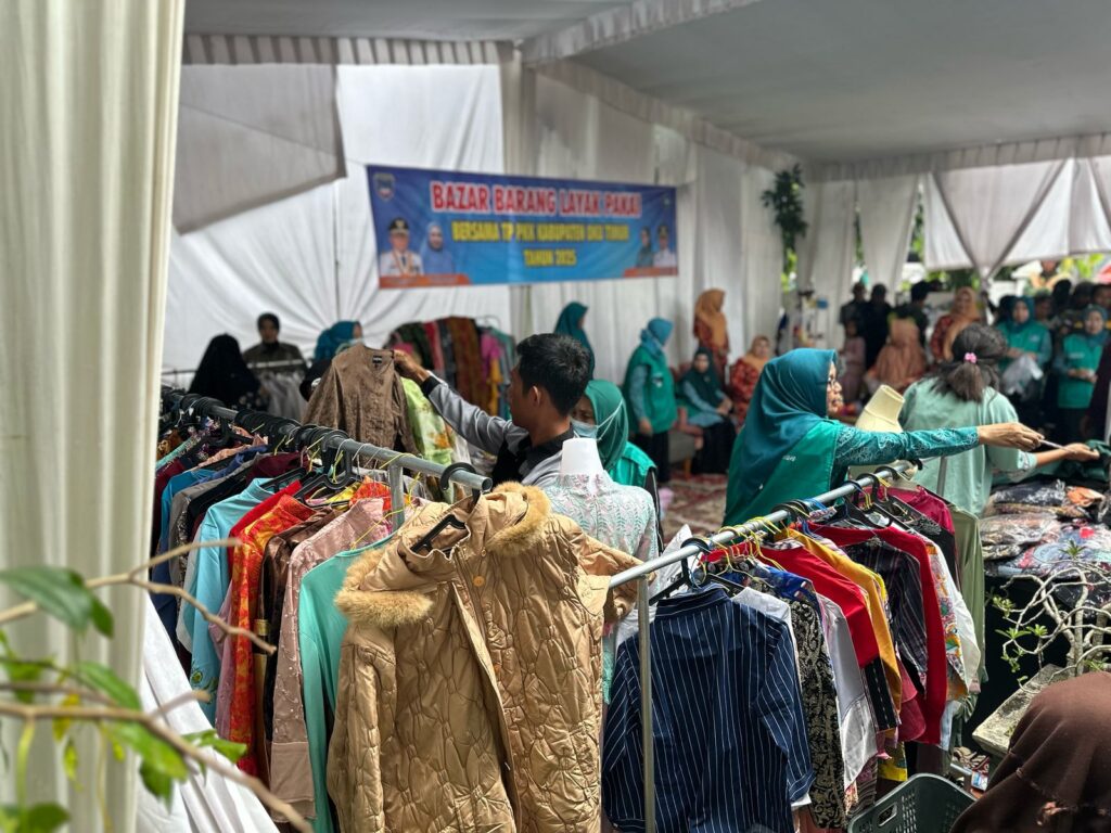 TP PKK dan DWP OKU Timur Bagikan Pakaian Layak Pakai Kepada Masyarakat