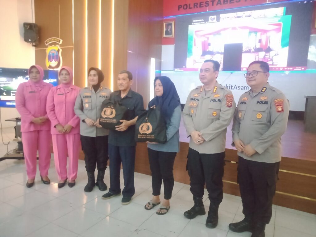 Polrestabes Palembang Gelar Bazar Sembako Murah untuk Personel