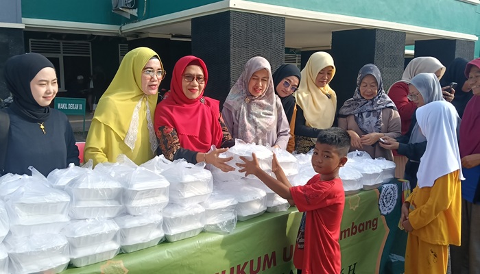 Selama Ramadan, Fakultas Hukum UMP Bagikan 1500 Takjil