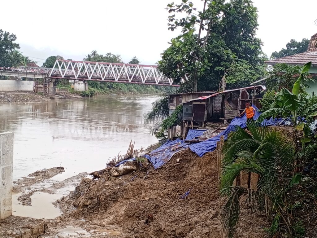 Proyek Talud Jembatan Enim I-II Picu Longsor, Warga Muara Enim Minta Perbaikan