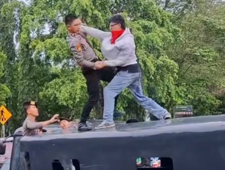Pendemo di Sulut Duel dengan Polisi di Atas Truk, Netizen Khawatir