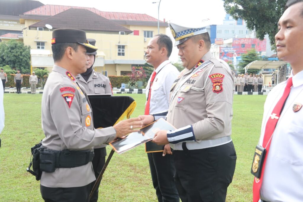 Kapolda Sumsel Serahkan Penghargaan kepada 163 Personel Berprestasi di Apel Pagi