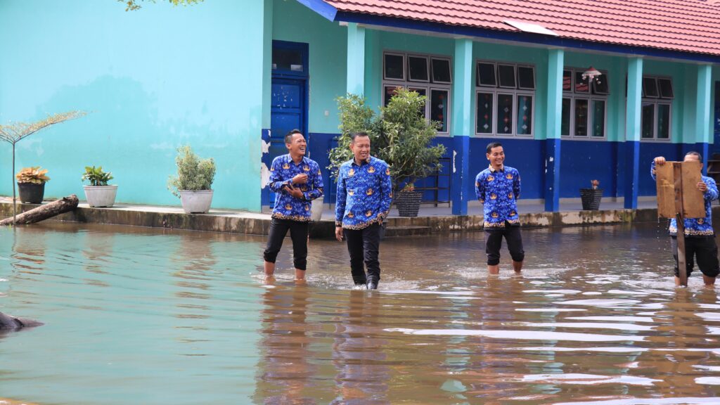 Hujan Lebat Guyur Palembang, Sejumlah Sekolah Terendam Banjir dan Terapkan Belajar Daring