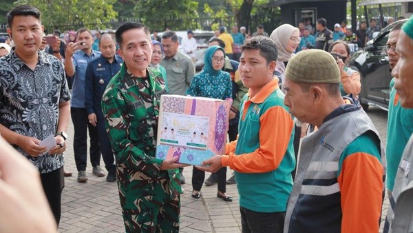 Wali Kota Palembang Bagikan 511 Bingkisan Sembako untuk PHL Dinas Perkimtan