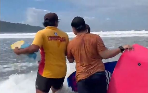 Ditegur Penjaga Pantai karena Nekat Berenang, Wisatawan Pangandaran Malah Adu Mulut