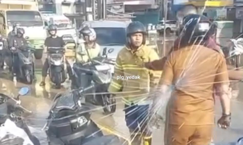 Kesal Diduga Kecipratan Air saat Banjir, 2 Pria di Palembang Adu Jotos