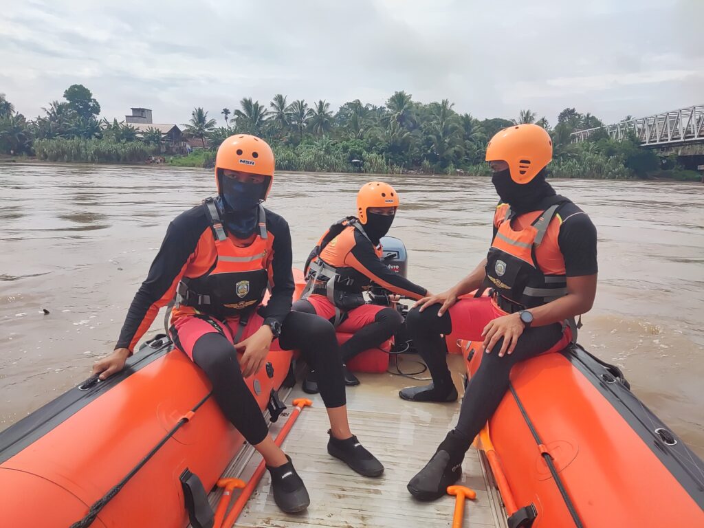 Siswi SD di OKU Timur Diduga Hilang Usai Terseret Arus Sungai Komering