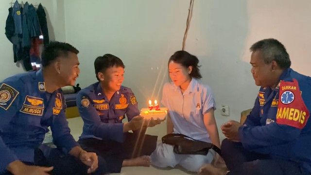 Patah Hati di Hari Ulang Tahun, Warga Bogor Rayakan Momen dengan Tim Damkar