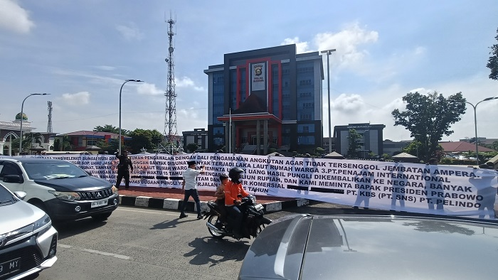 Bentangkan Spanduk Panjang, Garda Prabowo Desak Polda Sumsel Usut Tuntas Dugaan Pungli Pelindo