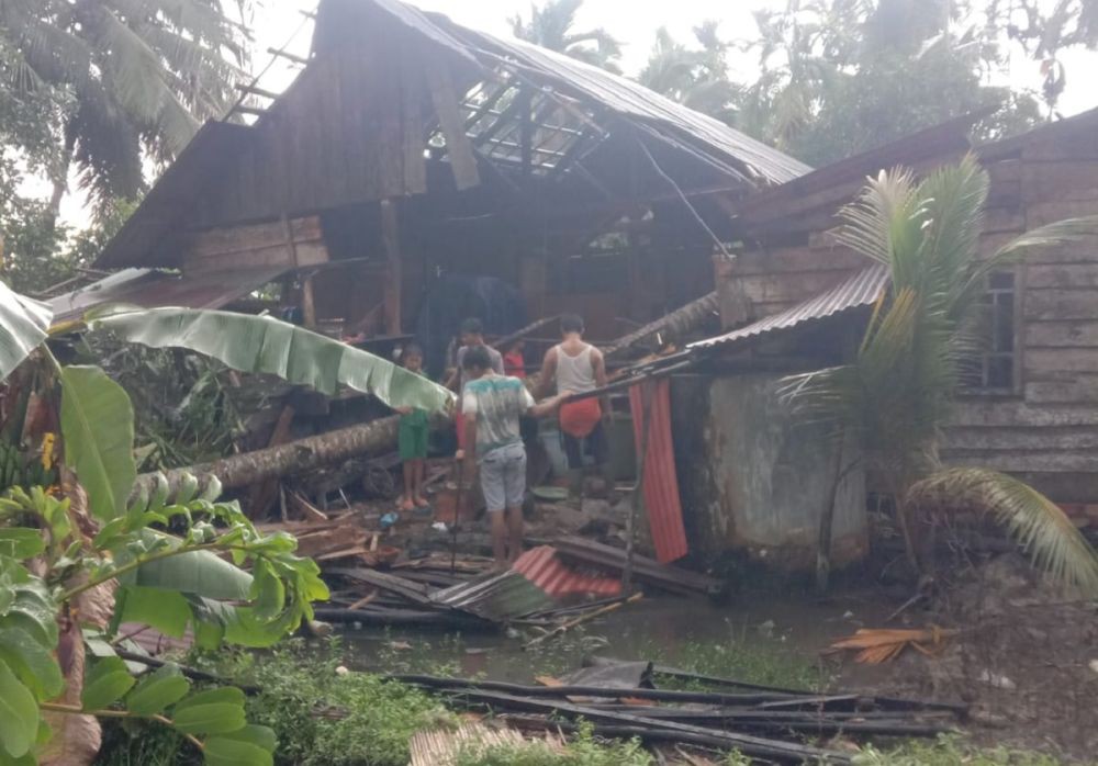 30 Rumah Rusak Diterjang Puting Beliung di Banyuasin