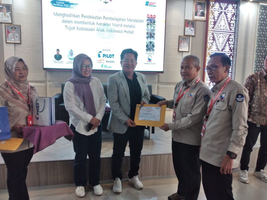 Seminar Hardiknas MGMP IPS Palembang: Guru Diajak Jadi ‘Pemandu Wisata’ yang Bahagia di Kelas