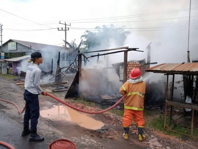 Tim Damkar dan BPPD Muba Berhasil Padamkan Api di Desa Epil