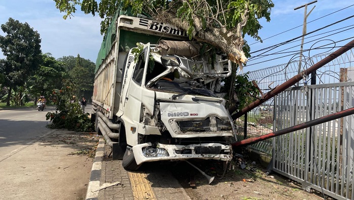 Usai Hantam Tiga Ruko, Truk Tronton Tabrak Mobil Hingga Motor Terparkir