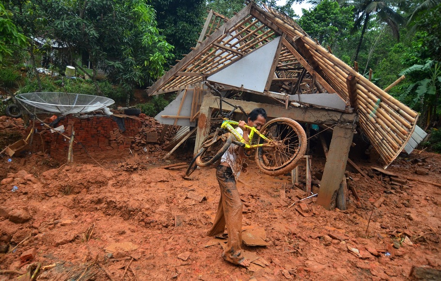 Mahasiswi di PALI Kaget Rumahnya Diserang Longsor Saat Fokus Bikin Skripsi