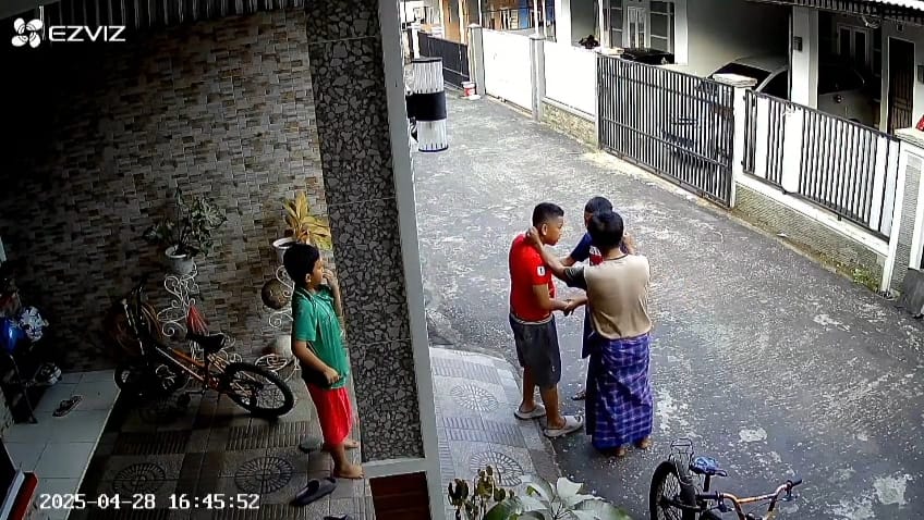 Pria di Palembang Tampar Tiga Anak karena Bola, Aksi Terekam CCTV dan Viral
