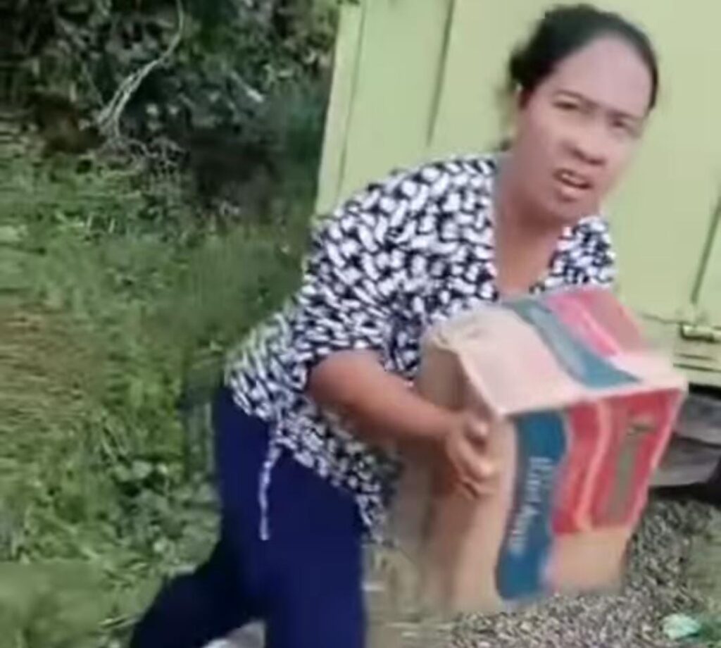 Bukannya Menolong, Warga di Banyuasin Justru Lakukan Penjarahan Massal Mi Instan di Truk yang Kecelakaan
