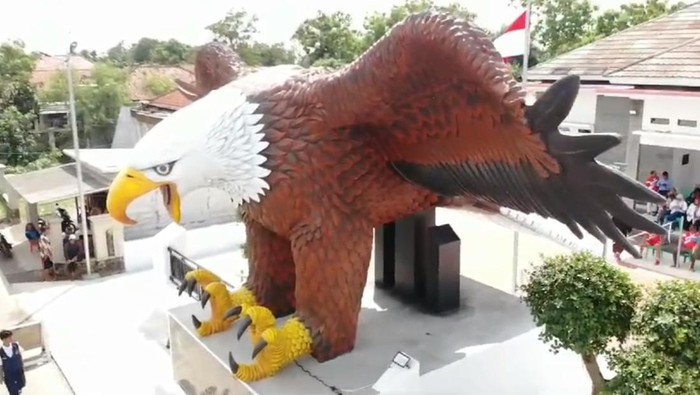 Patung Rajawali Raksasa di Indramayu, Simbol Seni dan Kebanggaan Desa Cipaat