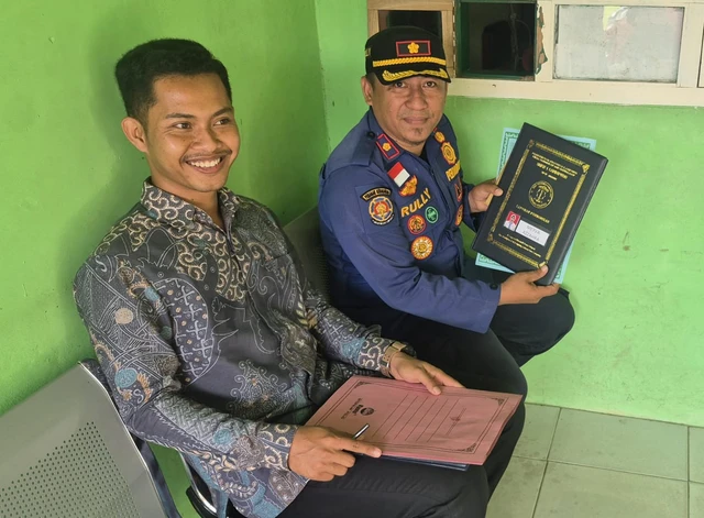 Tak Bisa Ambil Rapor, Siswi SMK di Lampung Selatan Dibantu Petugas Damkar