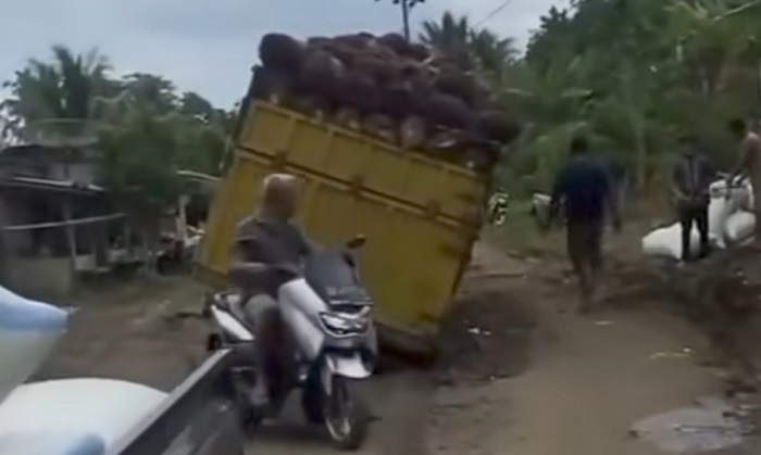 Jalan Lintas Sumsel-Bengkulu di Empat Lawang Rusak Parah, Truk Sawit Terperosok