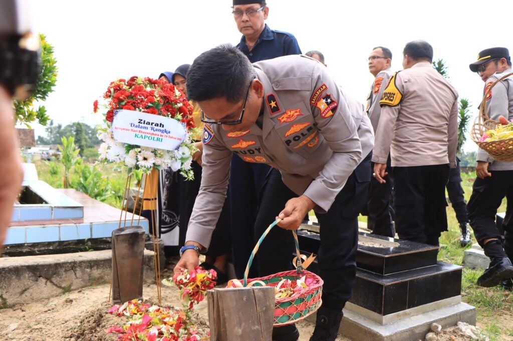 Korbinmas Baharkam Polri Ziarah ke Makam Dua Anggota Polsek Negara Batin Korban Penembakan Kopda Bazarsah