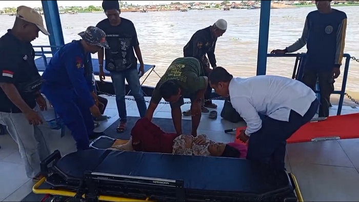 Ambulans Apung Polairud Polda Sumsel Selamatkan Lansia di Desa Upang