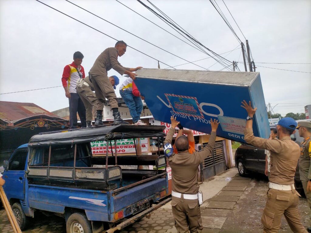 Tak Bayar Pajak, Reklame di Jalan Lintas Sumatera Empat Lawang Ditertibkan