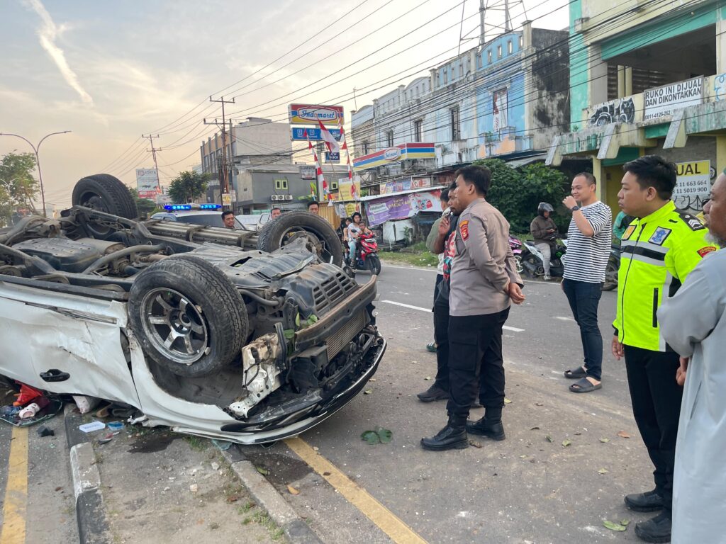 Pajero Terguling Usai Tabrak Median Jalan, Anggota Polisi di Palembang Luka di Kepala