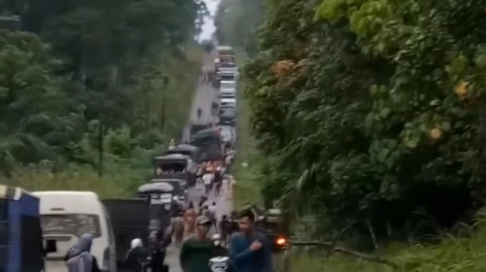 Jeblos di Jembatan, Truk Bawa Alat Musik Buat Macet Jalan Musi Rawas-Pali